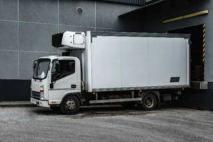 Équipement Gluestream. Camion moderne avec une remorque blanche en panneaux composites 2