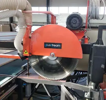 Équipement Gluestream. scie de fabrication de panneaux sip