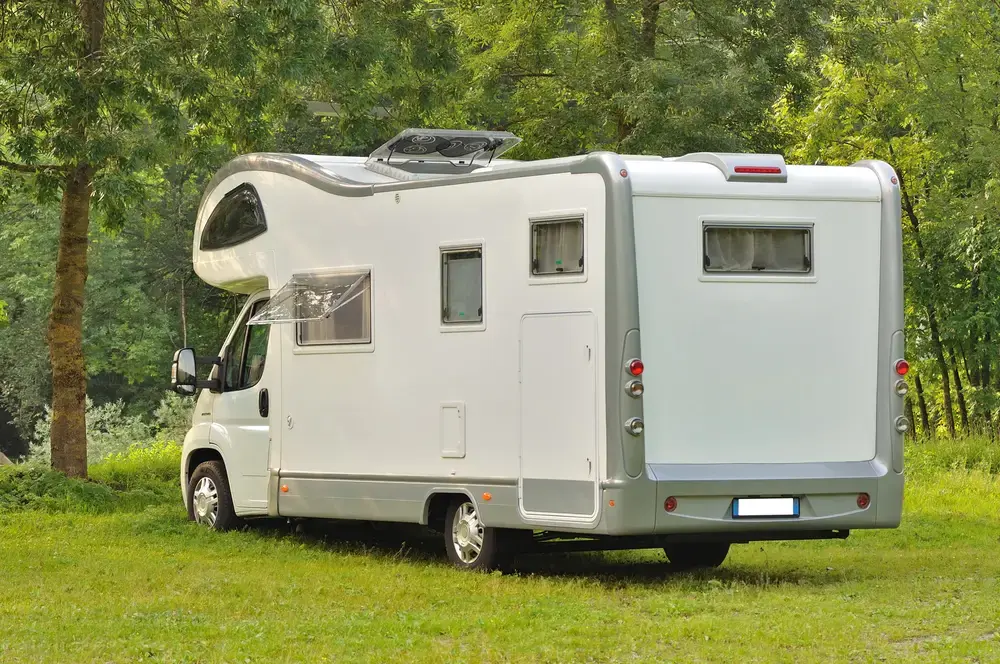 Sprzęt Gluestream. Biały kamper wykonany z paneli nadwozia GRP / FRP