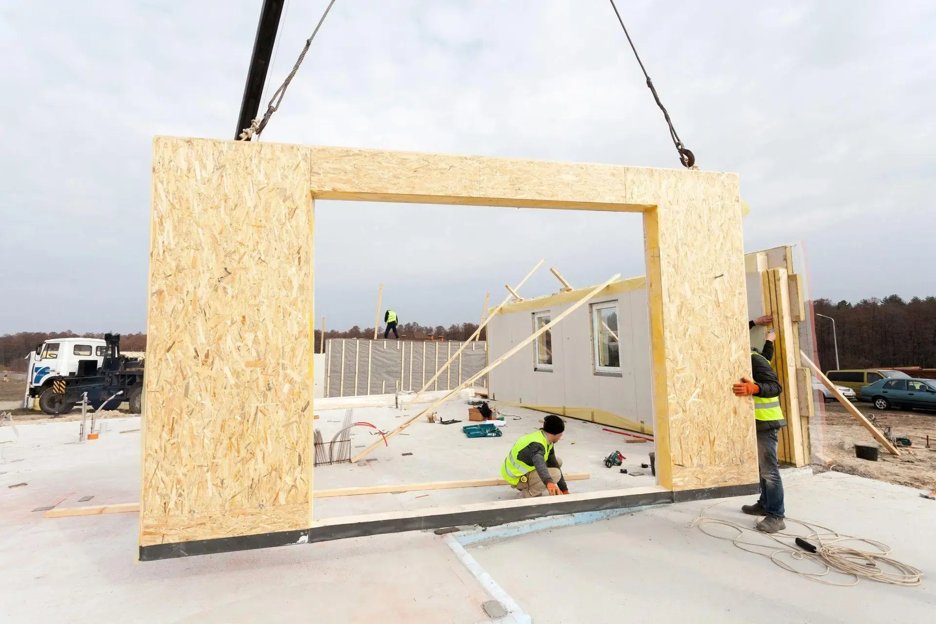 Equipo Gluestream. Instalación de una gran pared hecha de paneles SIP