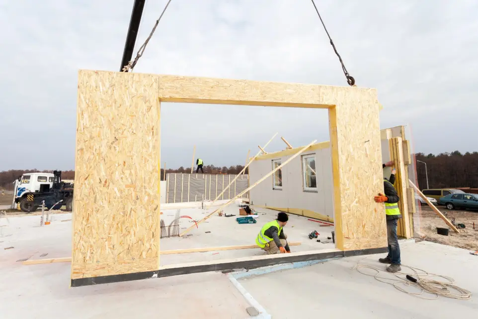 Zařízení Gluestream. Instalace stěny z SIP panelů